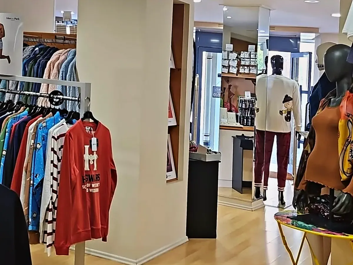 L’allée centrale de la boutique, vue vers la porte d’entrée