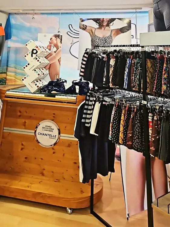 Comptoir en bois Chantelle et portant de boxers homme