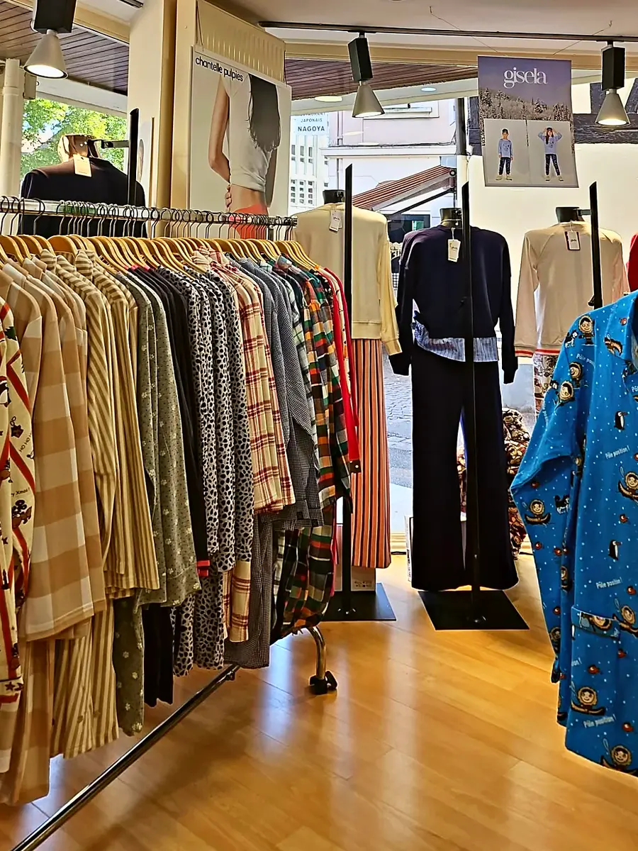 Portant de pyjamas à carreaux et à motifs, près de la vitrine