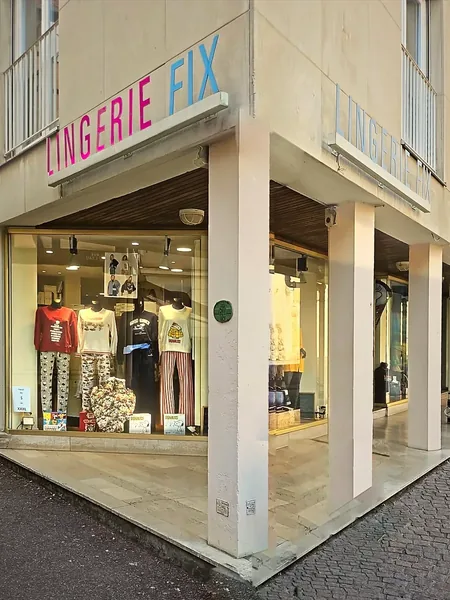 La vitrine de Lingerie Fix, à l’angle du 7 rue Kléber à Colmar, sous les arcades